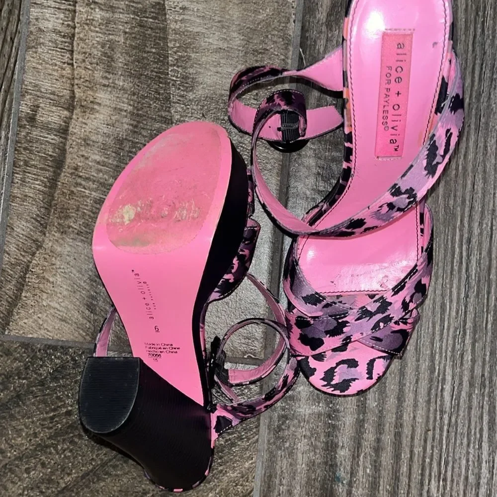 Vtg Y2K Alicia + Olivia for payless, ankle strap, chunky 5” heel w/ 2” platform.